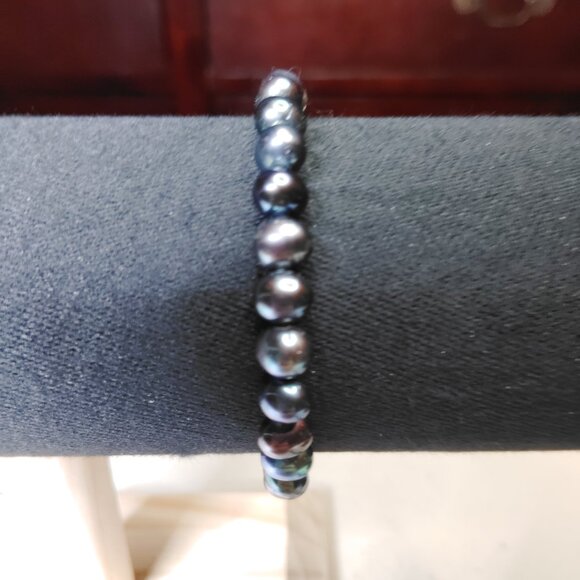 Real Peacock Pearl Stretch Bracelet – Iridescent Freshwater Pearls - Picture 3 of 7